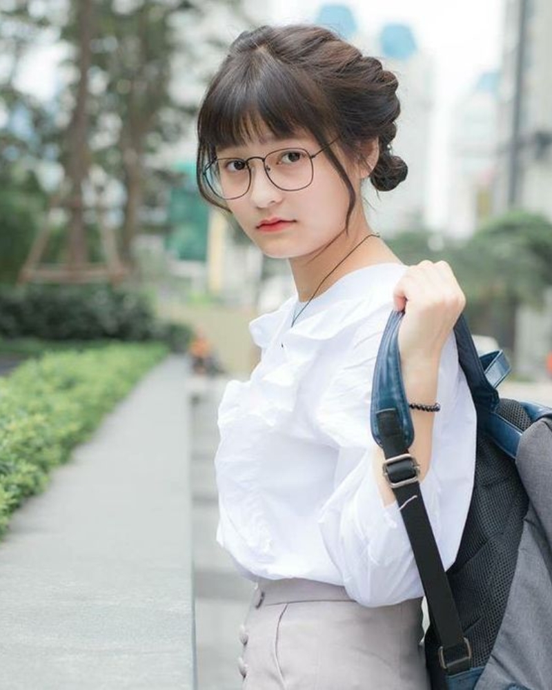 Gái xinh đeo kính cute vô cùng 